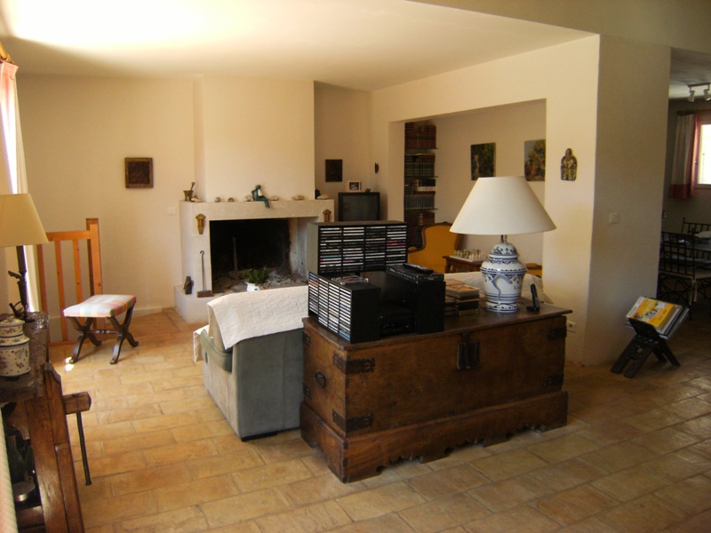 Gordes, belle maison en pierre avec dépendances et piscine