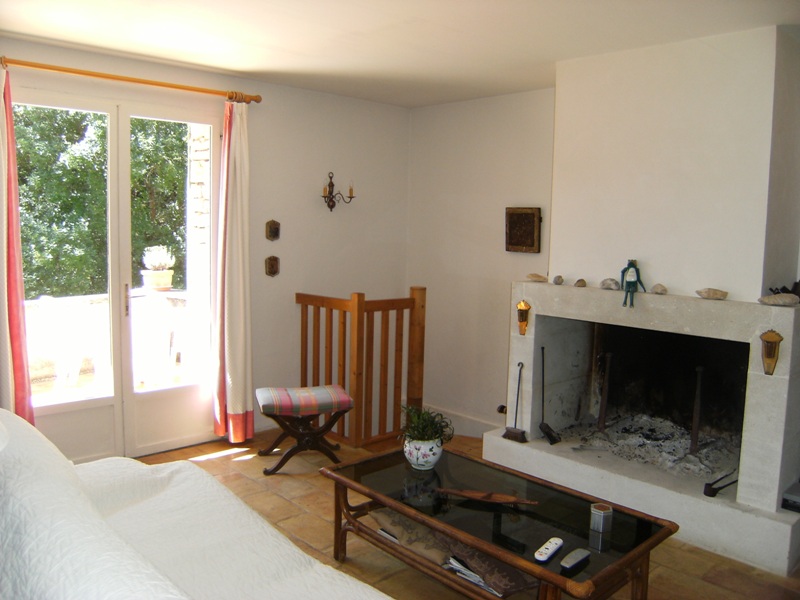 Gordes, belle maison en pierre avec dépendances et piscine