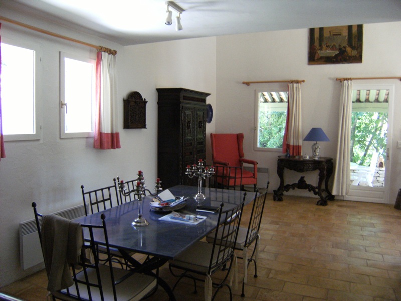 Gordes, belle maison en pierre avec dépendances et piscine