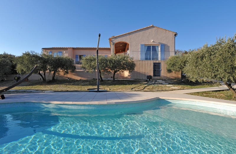 Luberon, agréable villa avec terrasses, piscine et vue
