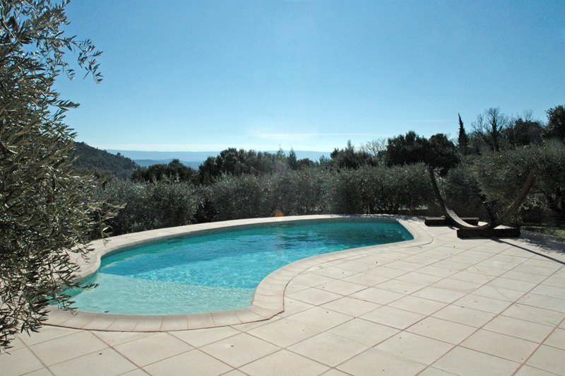 Luberon, agréable villa avec terrasses, piscine et vue
