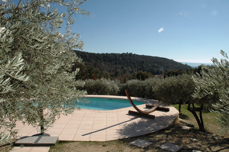 Luberon, agréable villa avec terrasses, piscine et vue