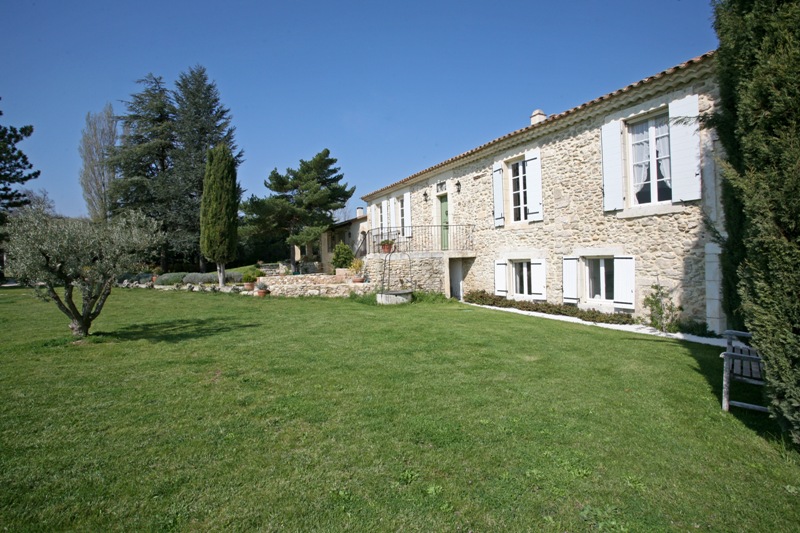 Mas du XVIIIème siècle restauré face au Luberon