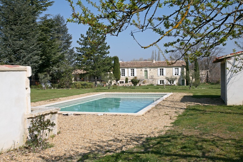 Mas du XVIIIème siècle restauré face au Luberon