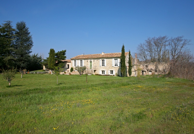 Mas du XVIIIème siècle restauré face au Luberon