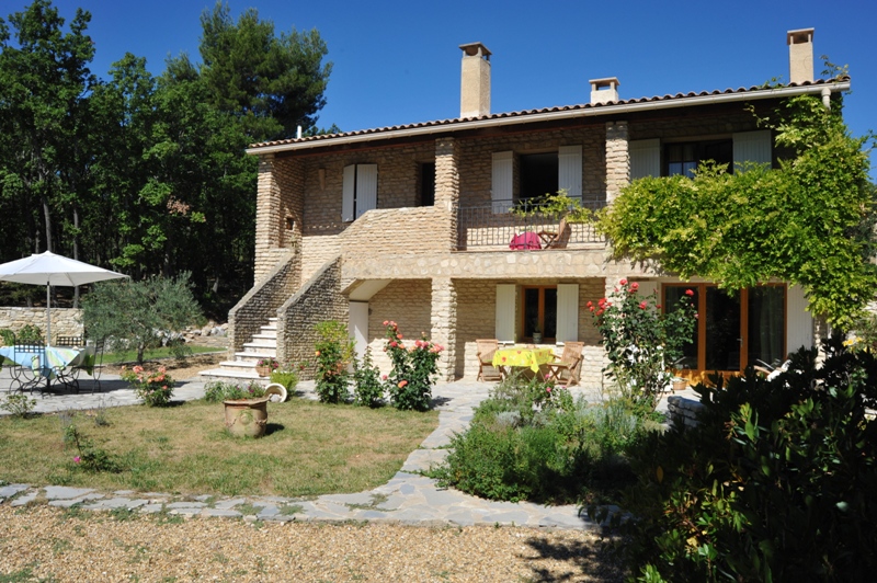 Luberon, maison en pierres avec piscine.