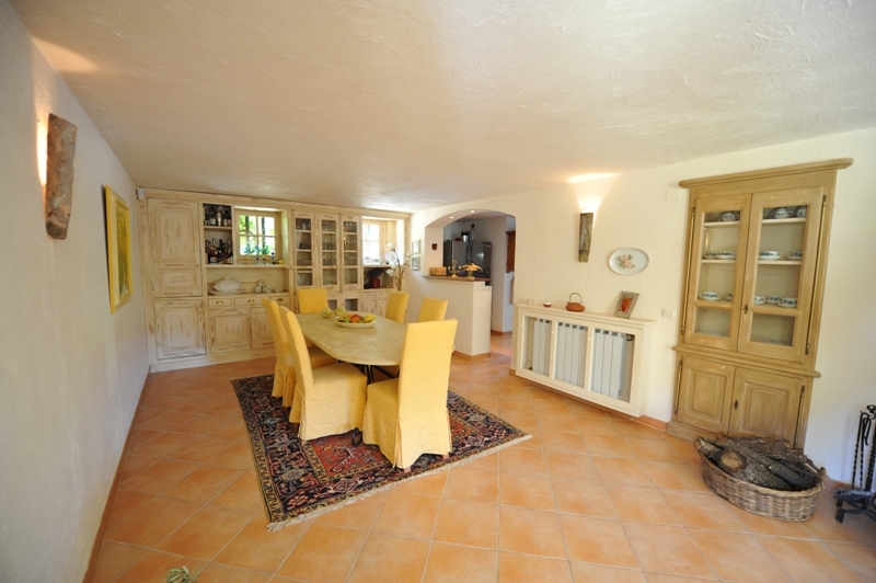 Luberon, maison en pierres avec piscine.