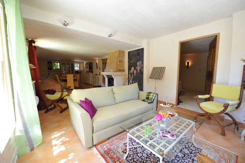 Luberon, maison en pierres avec piscine.