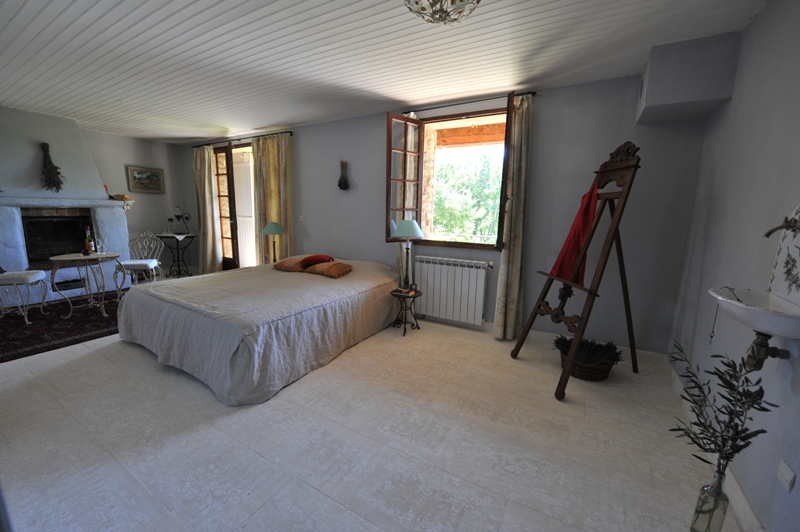 Luberon, maison en pierres avec piscine.