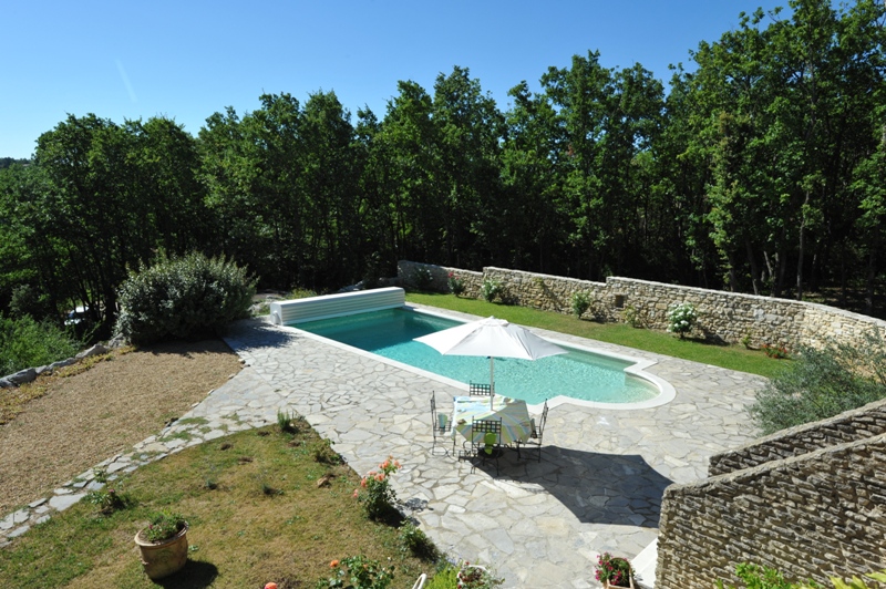Luberon, maison en pierres avec piscine.