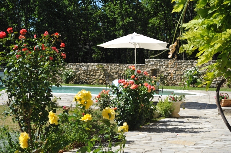 Luberon, maison en pierres avec piscine.