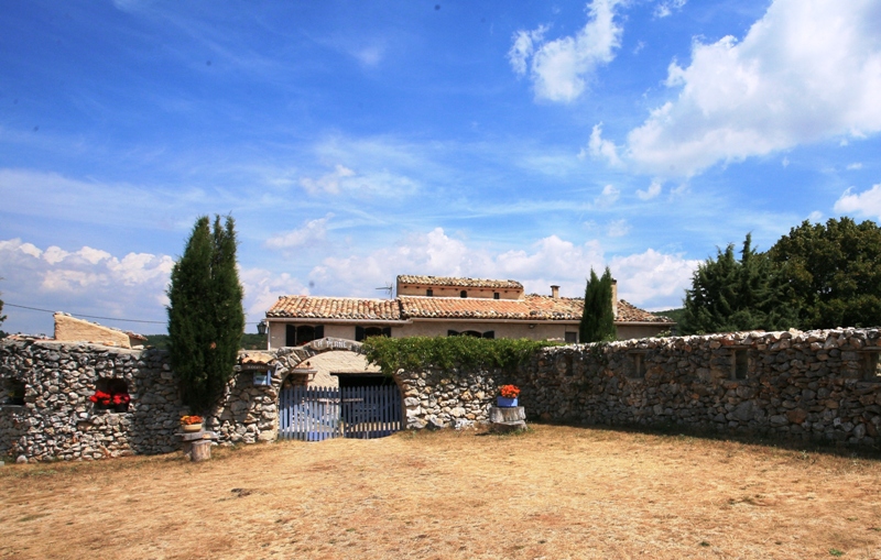 Ferme restaurée avec 9 hectares proche Luberon