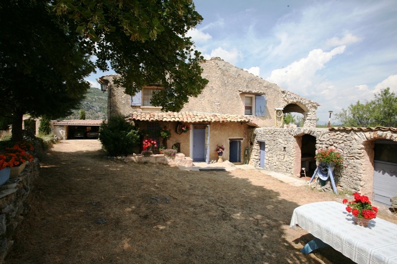Ferme restaurée avec 9 hectares proche Luberon