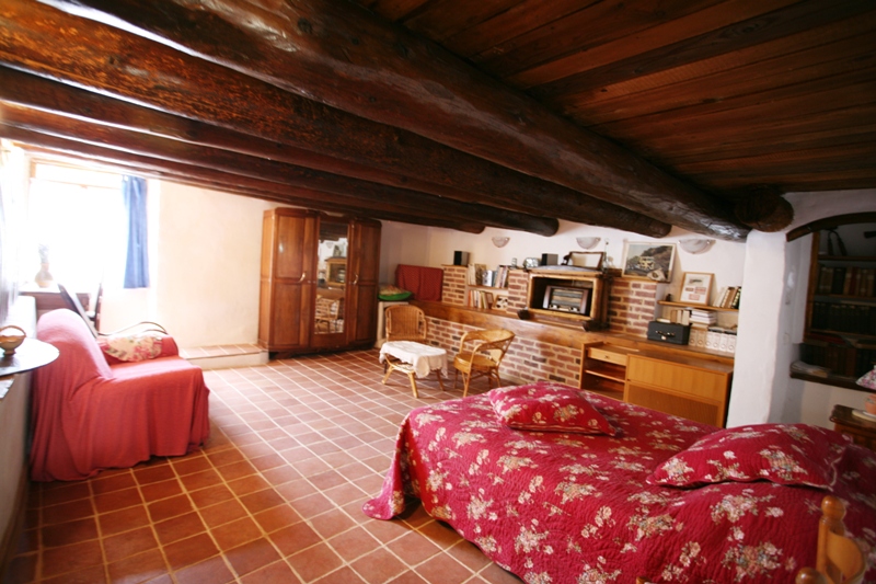 Ferme restaurée avec 9 hectares proche Luberon
