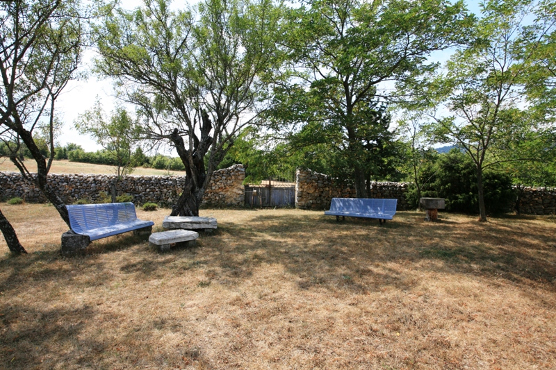 Ferme restaurée avec 9 hectares proche Luberon
