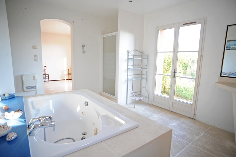 Luberon, maison de provençale de plain pied.