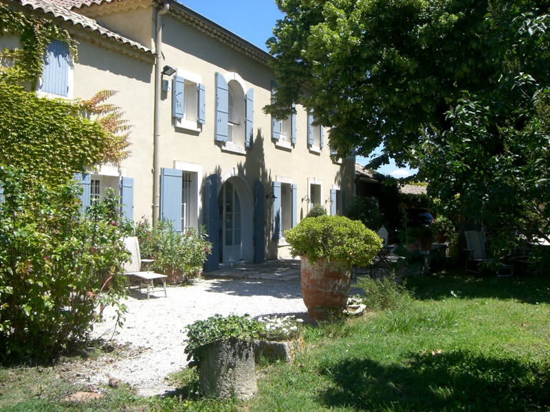Entre Avignon et Luberon, mas restauré avec piscine et tennis