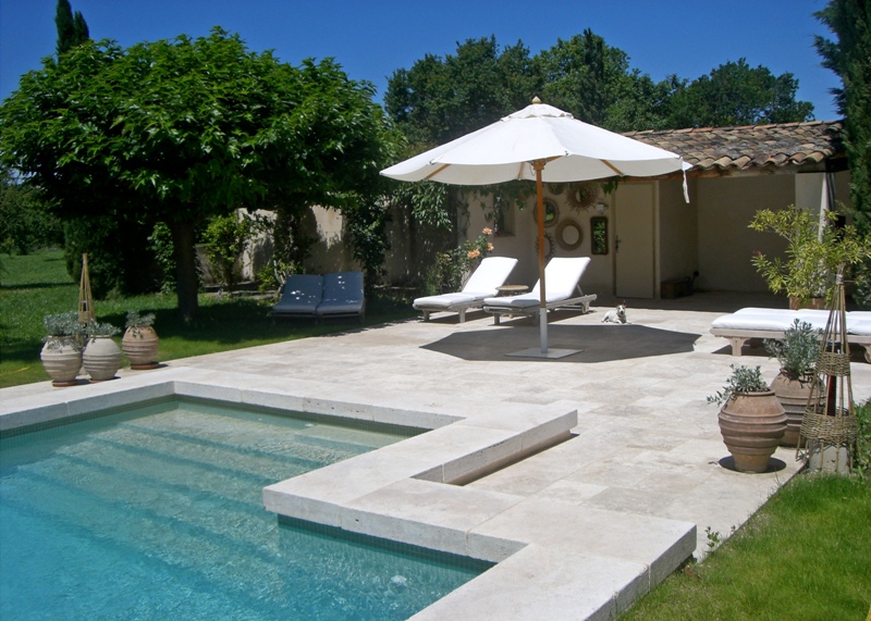 Entre Avignon et Luberon, mas restauré avec piscine et tennis