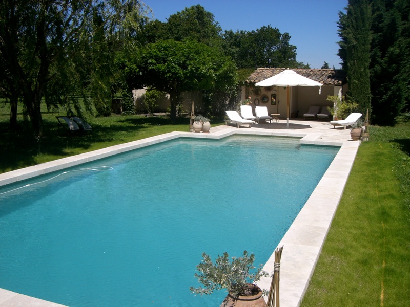 Entre Avignon et Luberon, mas restauré avec piscine et tennis