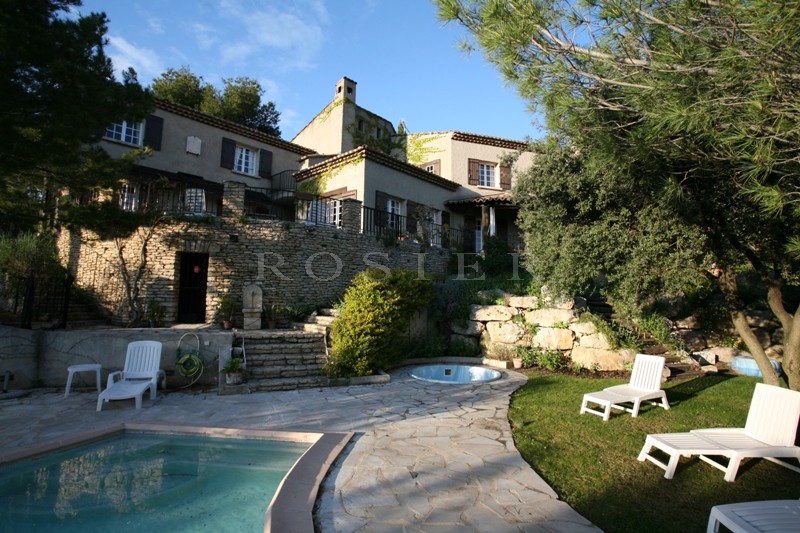 Maison récente sur les hauteurs en Luberon avec piscine et superbe vue.