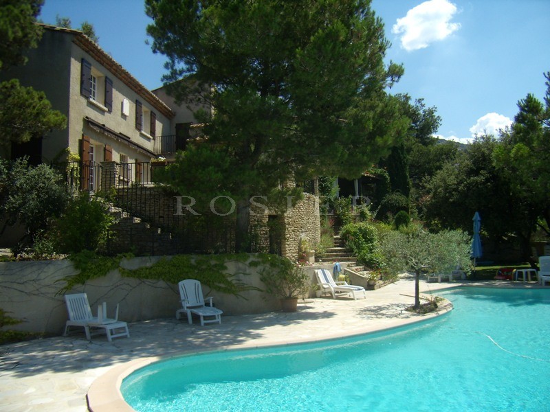 Maison récente sur les hauteurs en Luberon avec piscine et superbe vue.