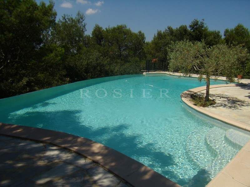Maison récente sur les hauteurs en Luberon avec piscine et superbe vue.