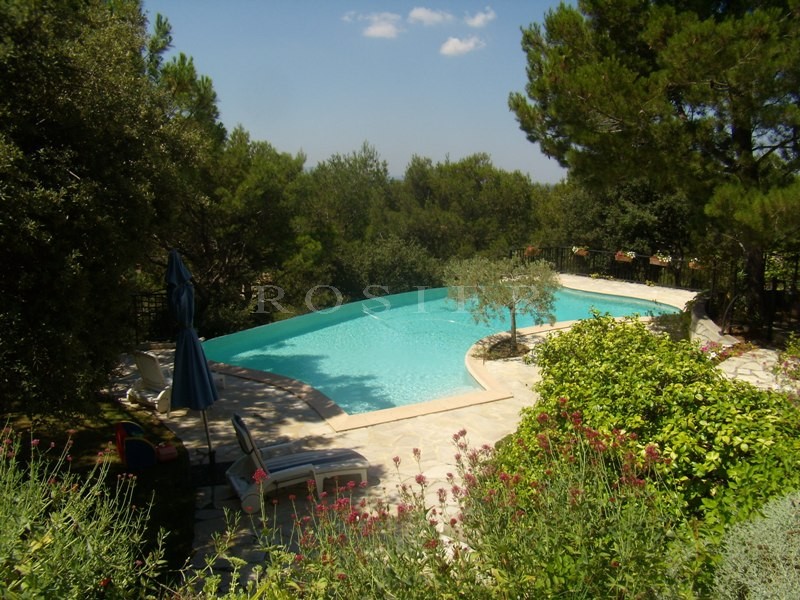 Maison récente sur les hauteurs en Luberon avec piscine et superbe vue.