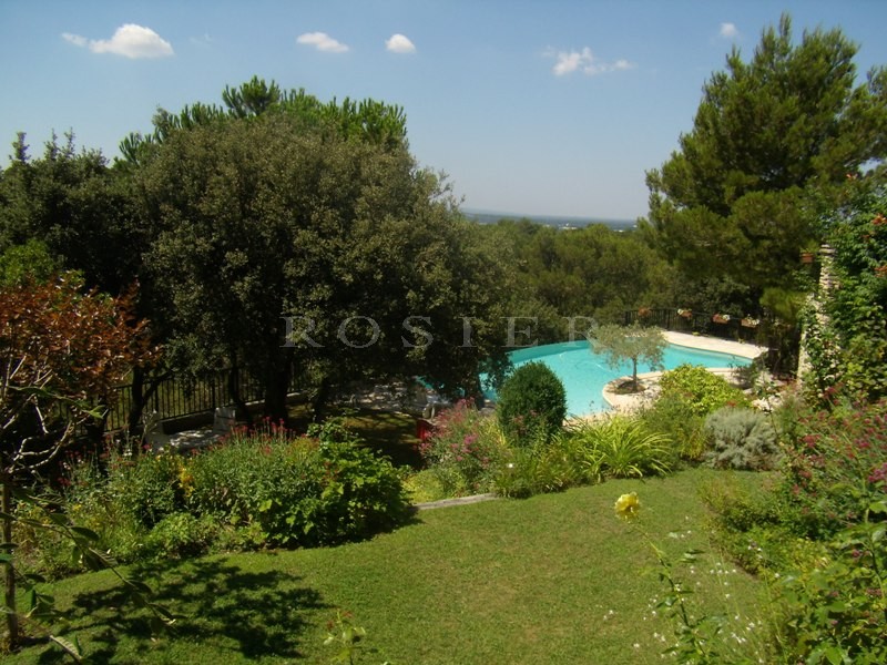 Maison récente sur les hauteurs en Luberon avec piscine et superbe vue.