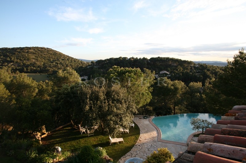 Maison récente sur les hauteurs en Luberon avec piscine et superbe vue.