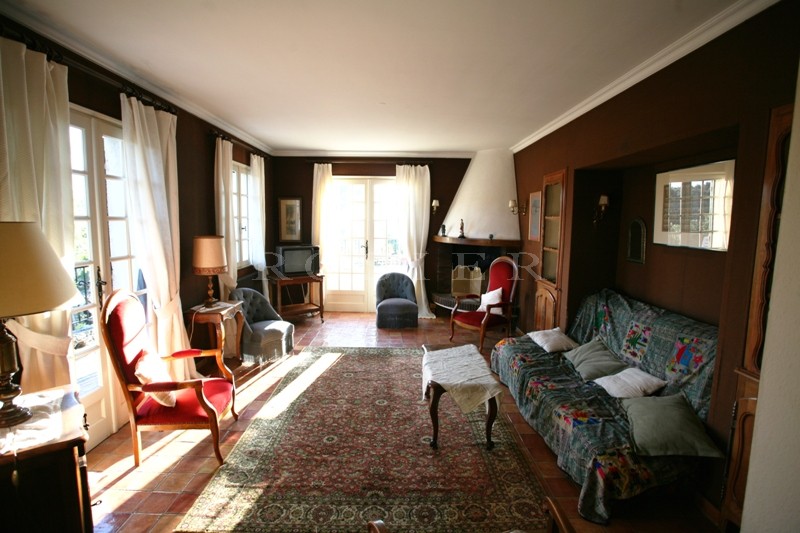 Maison récente sur les hauteurs en Luberon avec piscine et superbe vue.