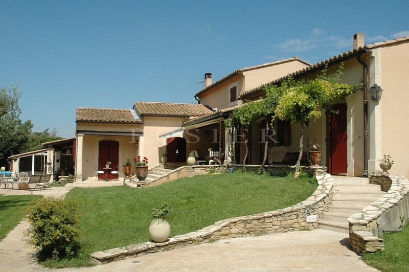 Maison récente proche du Luberon, entre Apt et Cavaillon.  