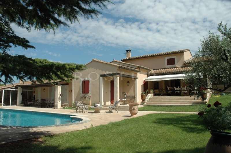 Maison récente proche du Luberon, entre Apt et Cavaillon.  