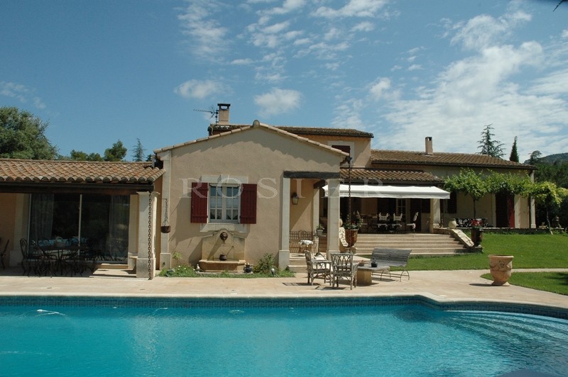 Maison récente proche du Luberon, entre Apt et Cavaillon.  