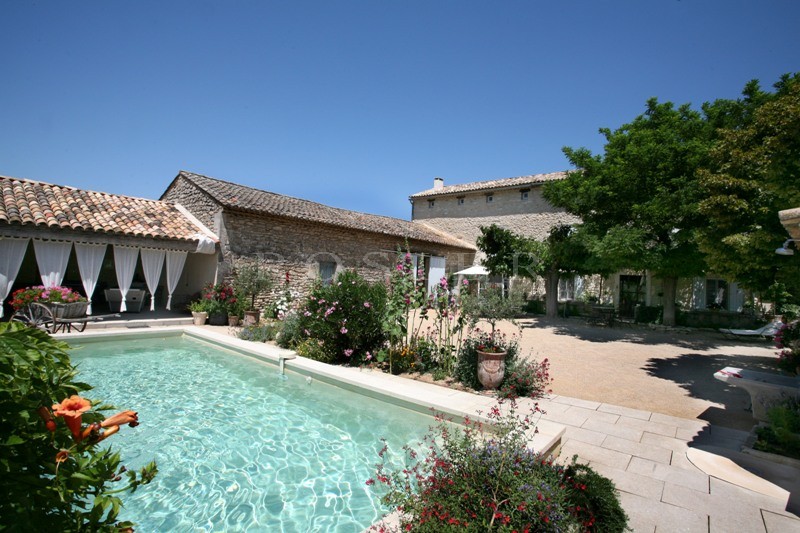 Mas restauré proche de Gordes  avec piscine et vue sur le Luberon.