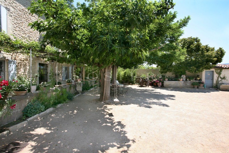 Mas restauré proche de Gordes  avec piscine et vue sur le Luberon.