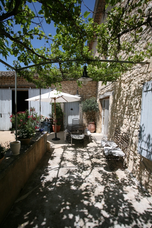 Mas restauré proche de Gordes  avec piscine et vue sur le Luberon.