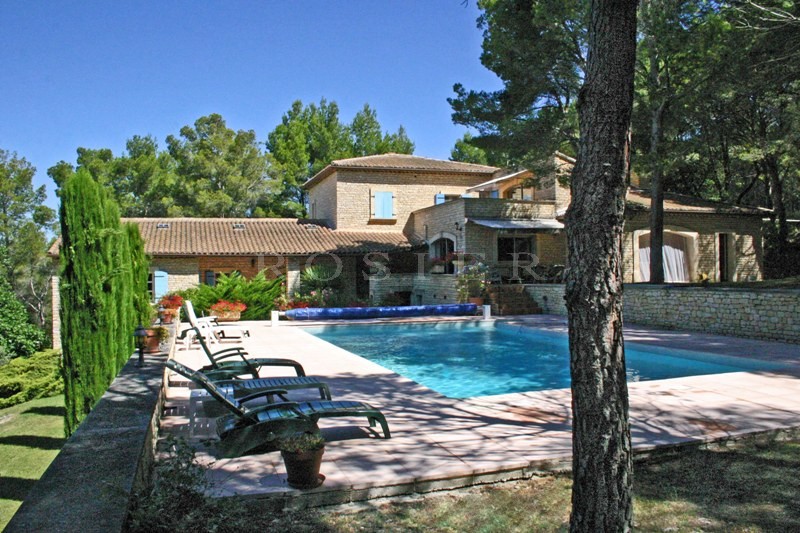 Propriété avec piscine et tennis   proche du Luberon, entre Avignon et Apt.  