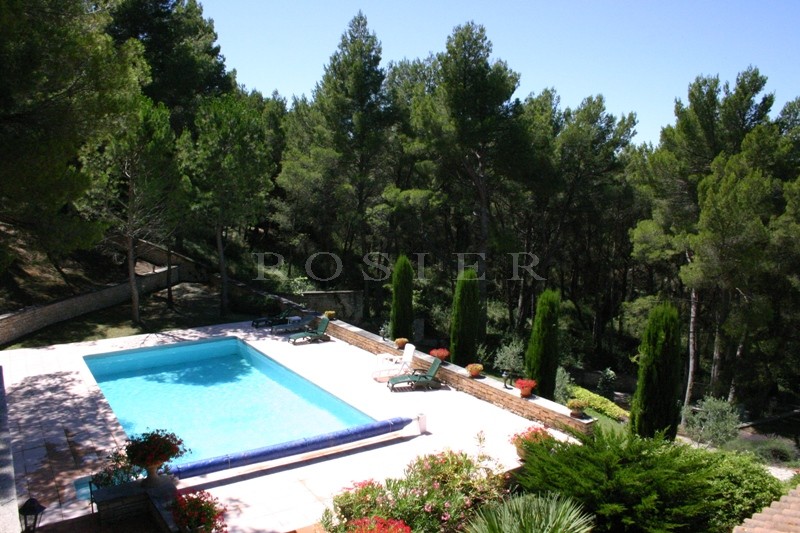 Propriété avec piscine et tennis   proche du Luberon, entre Avignon et Apt.  