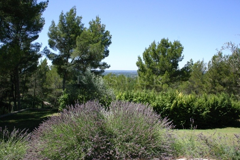 Propriété avec piscine et tennis   proche du Luberon, entre Avignon et Apt.  