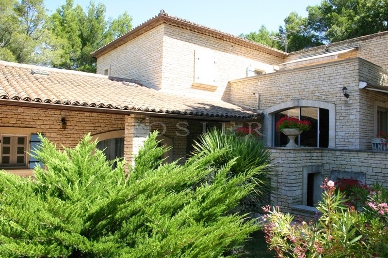 Propriété avec piscine et tennis   proche du Luberon, entre Avignon et Apt.  