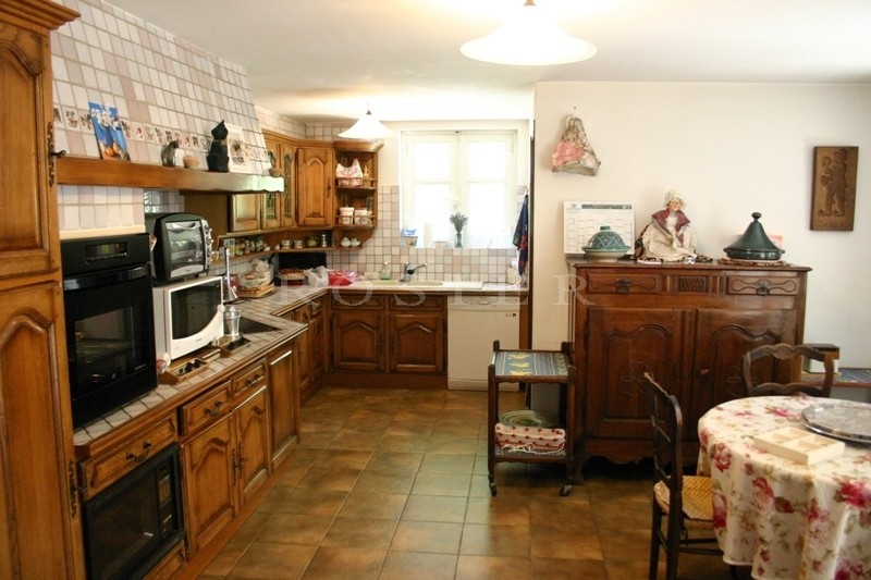 Propriété avec piscine et tennis   proche du Luberon, entre Avignon et Apt.  