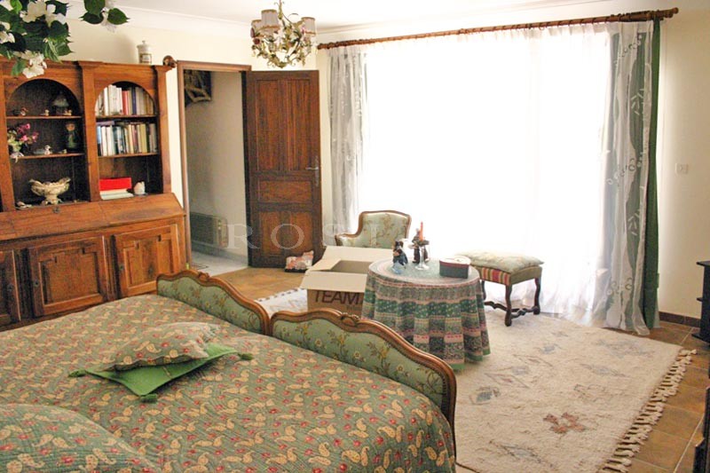 Propriété avec piscine et tennis   proche du Luberon, entre Avignon et Apt.  
