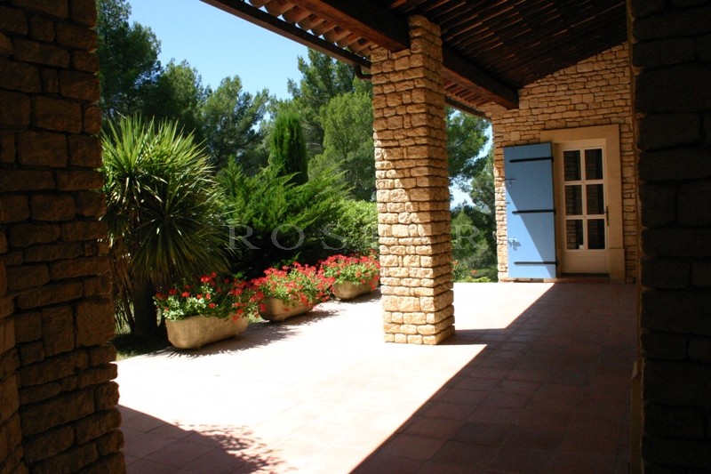 Propriété avec piscine et tennis   proche du Luberon, entre Avignon et Apt.  