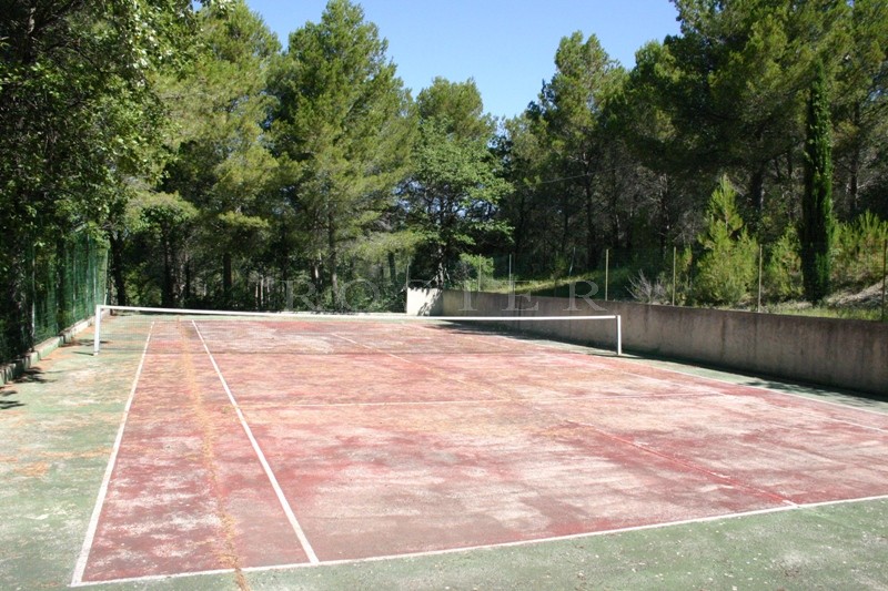 Propriété avec piscine et tennis   proche du Luberon, entre Avignon et Apt.  