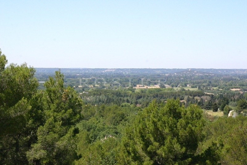 Propriété avec piscine et tennis   proche du Luberon, entre Avignon et Apt.  