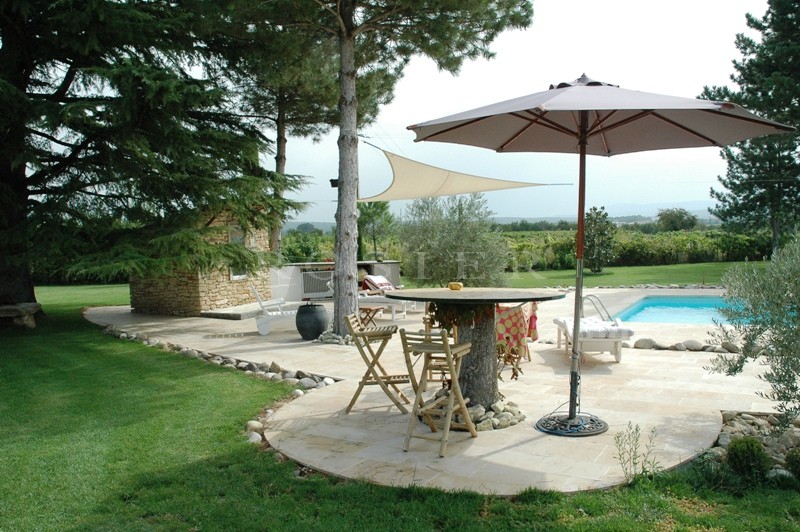 Mas du XVIIIème siècle  proche de Cabrières d'Avignon   avec vue sur le Luberon.