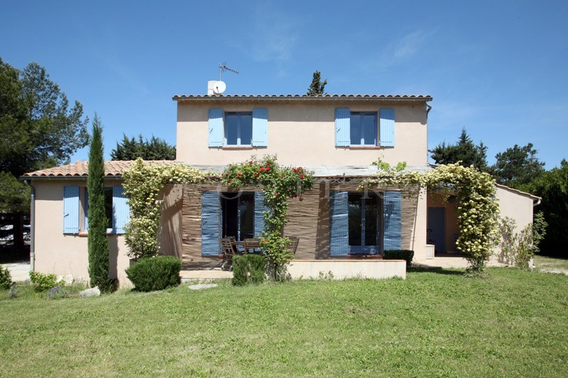 Maison récente à Cabrières d'Avignon, proche Coustellet,   avec terrain clos.