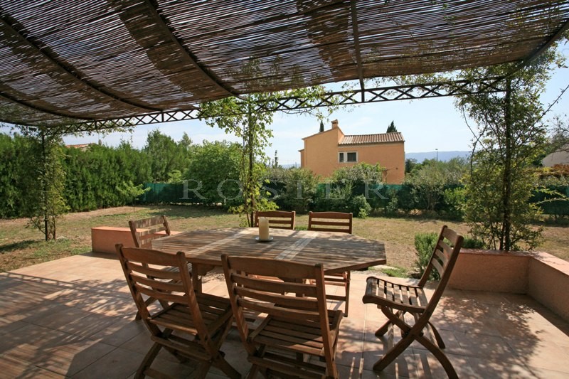 Maison récente à Cabrières d'Avignon, proche Coustellet,   avec terrain clos.