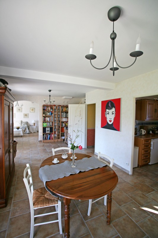 Maison récente à Cabrières d'Avignon, proche Coustellet,   avec terrain clos.