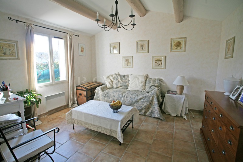 Maison récente à Cabrières d'Avignon, proche Coustellet,   avec terrain clos.